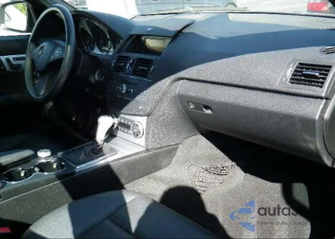 2009 Mercedes-Benz C300 4 Matic z USA, uszkodzony, nr VIN WDDGF81X69R066879